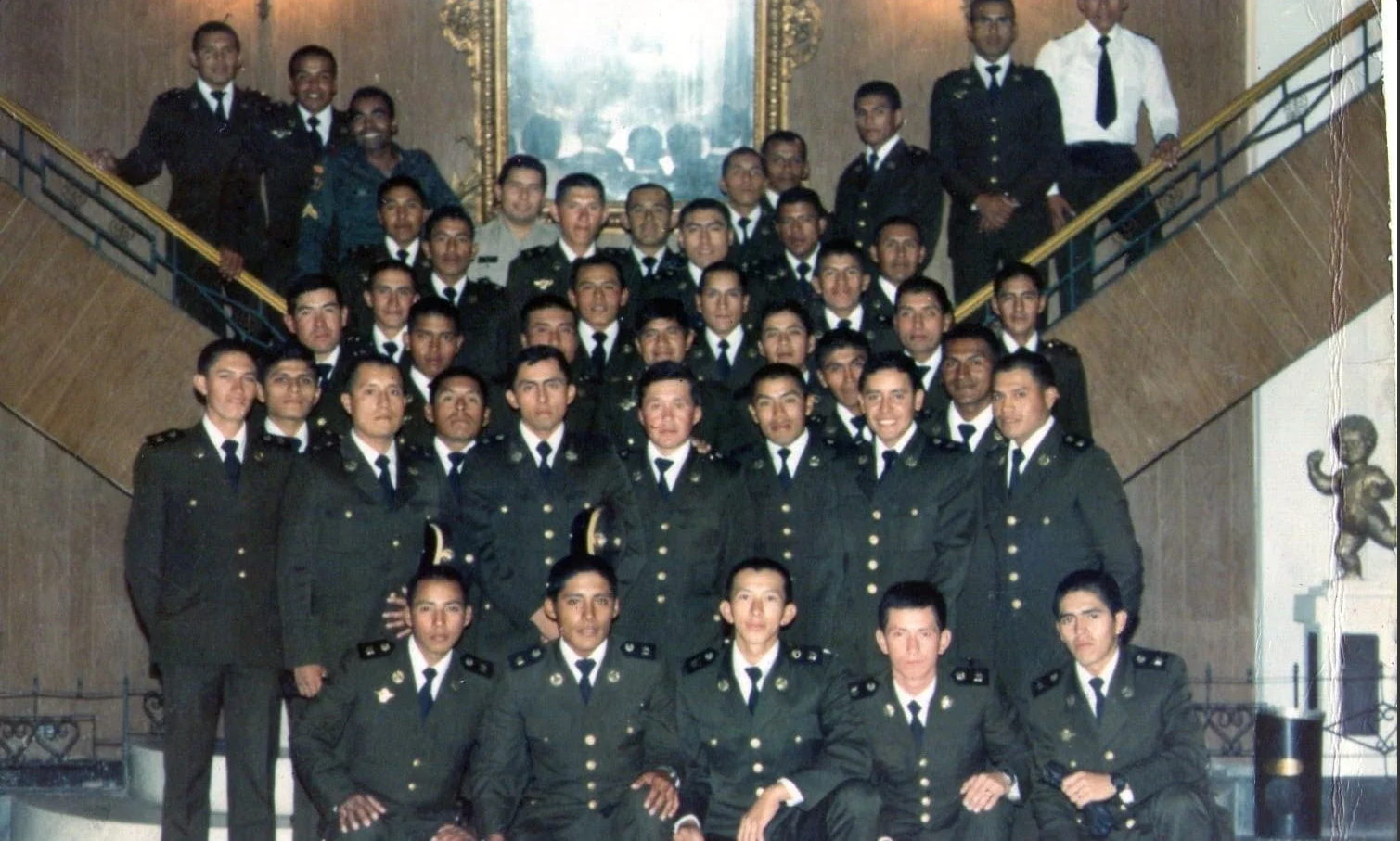 Soldado en entrenamiento de infantería con uniforme militar y equipo táctico en campo abierto